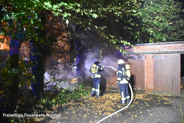 Brennender Unrat gefährdet Wohnhaus, 06.10.2016