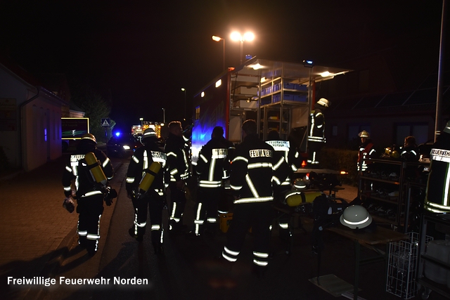 Brennender Unrat gefährdet Wohnhaus, 06.10.2016