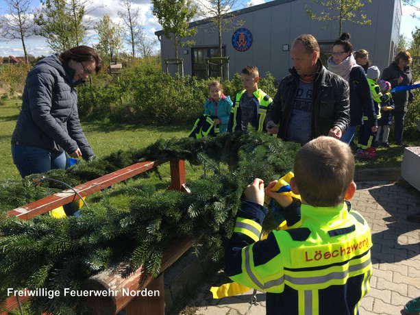 Gemeinschaftliches Maibaumaufstellen, 30.04.2017