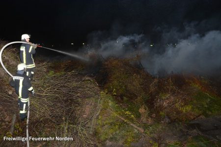 Ablöschen eines Osterfeuers, 05.04.2015