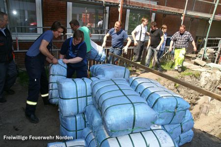 16.000 Sandsäcke verladen, 06.06.2013