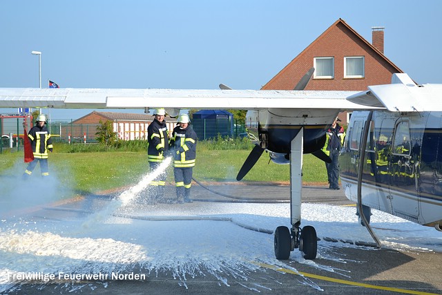 Übung: Flugzeugbrand am Flugplatz, 11.06.2013
