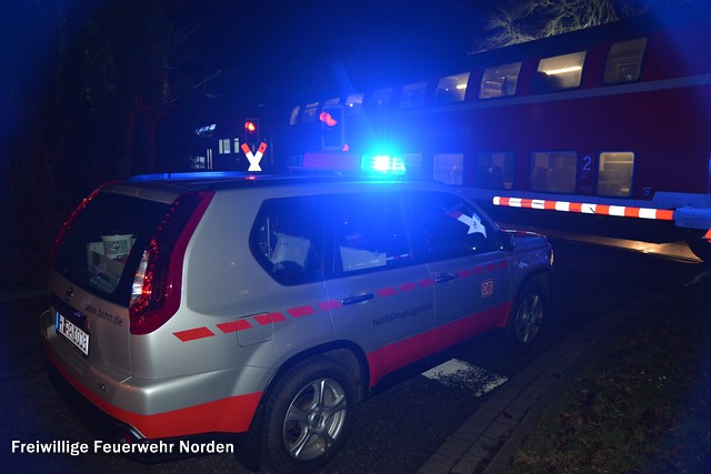 Person vor Zug, 28.11.2015